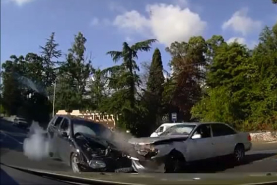 视频：快要红灯硬要闯 两车相撞很受伤