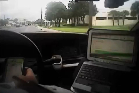 视频：玩手机开车大隐患 避之不及的车祸