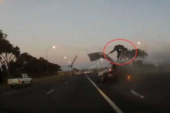 视频：不敢看！跑车司机被撞飞至3米高空中