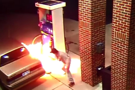 视频：实拍！加油站用打火机烧蜘蛛酿火灾