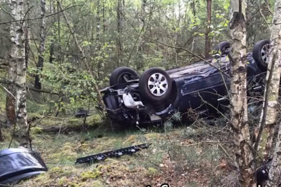 视频：不是拍电影！两轿车高速追逐酿悲剧