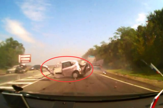 视频：超车上瘾 连续变道汽车撞成两段