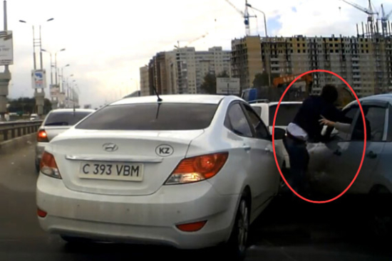 视频：路怒症！插队没成功 竟然下车动手