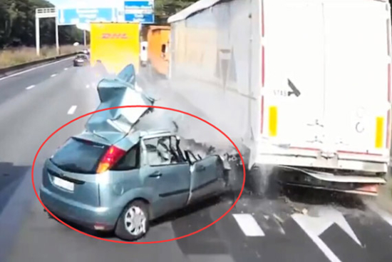 视频：可怕的二次碰撞！卡车撞碎小轿车