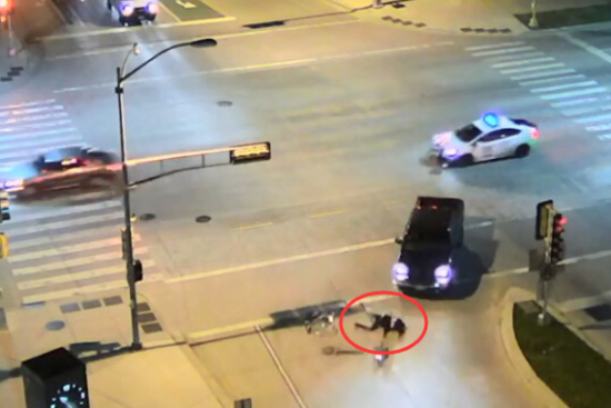 视频：转弯不注意！汽车撞飞自行车小伙