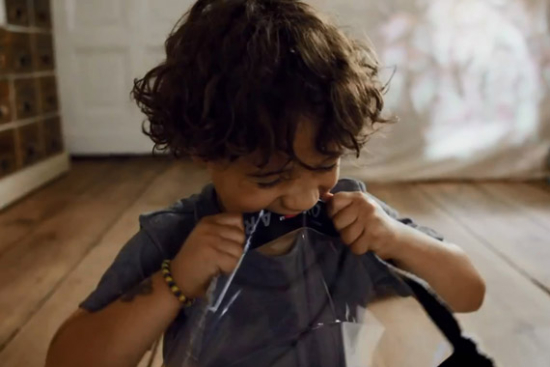 视频：有创意！奔驰故意“逼疯”熊孩子