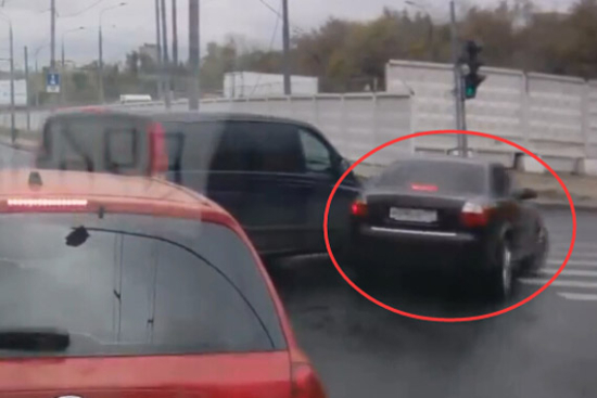 视频：醉不行！马路上直行开成S弯道