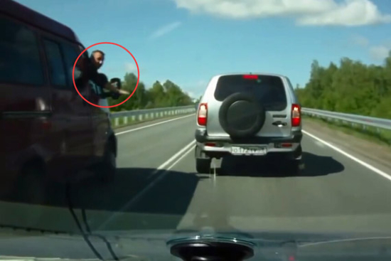 视频：现世报！骂人竟惹到一队防暴警察