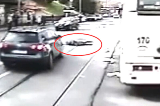 视频：太恐怖！女子图方便横穿马路被撞飞
