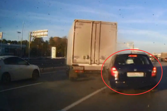 视频：以卵击石！轿车并线撞翻小货车