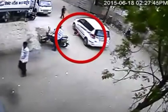 视频：恐怖一幕！小女孩被轿车连续压过