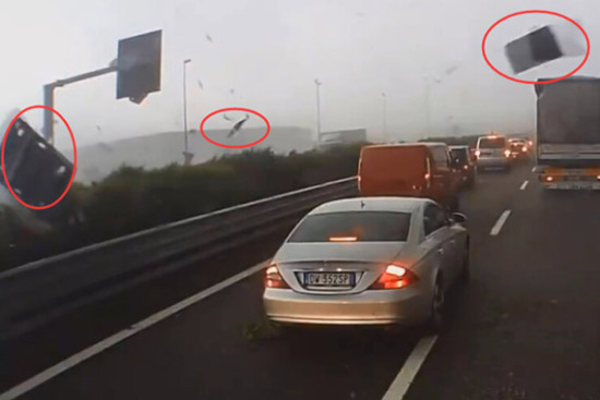 视频：飓风来袭 高速路上飞舞的引擎盖