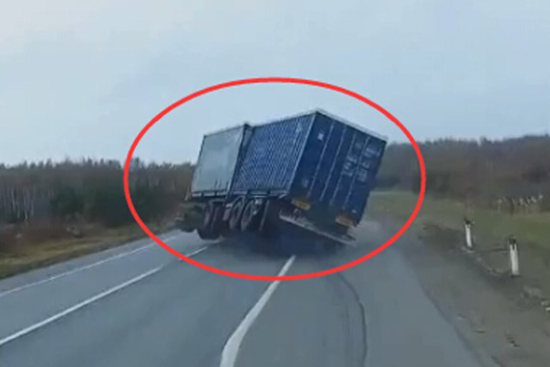 视频：卡车也想漂移？变道超车直接侧翻