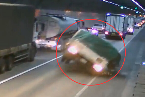 视频：卡车倾泻易燃物！隧道瞬间变火海