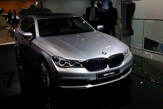 开宝马坐什么？30多年跟随如今撕逼