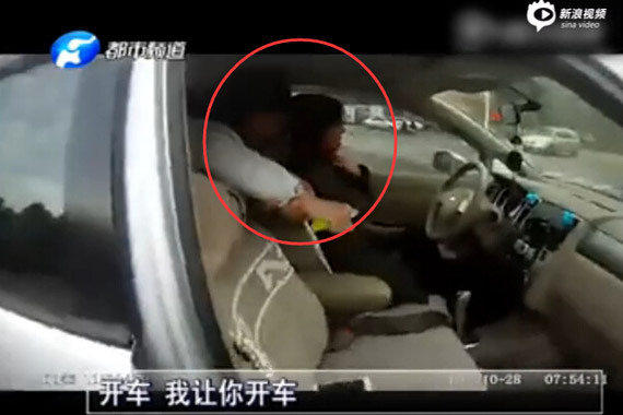 视频：实拍！女司机竟然遭后座女子割喉