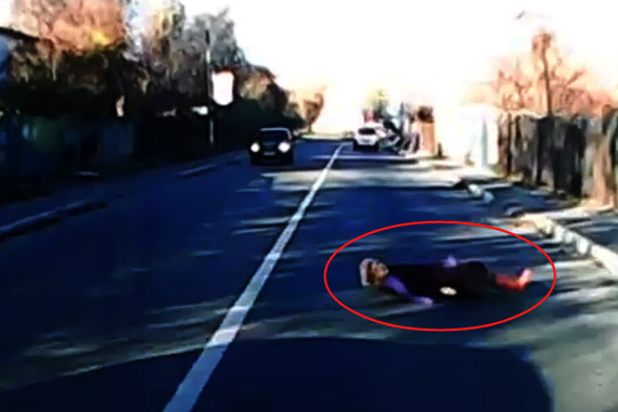 视频：还好司机够专注！不然摊上大事了