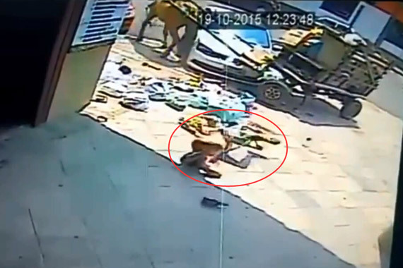 视频：敞篷“宝马”撞大众 司机被甩飞