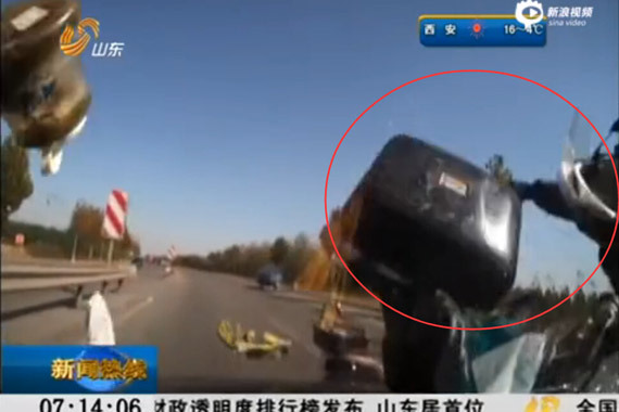 视频：逆行摩托撞奥迪 住院抢救还全责