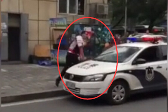 视频：实拍！一男子持铁棍街头怒砸警车