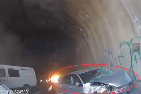 视频：隧道车祸是为何？变道超车酿祸端