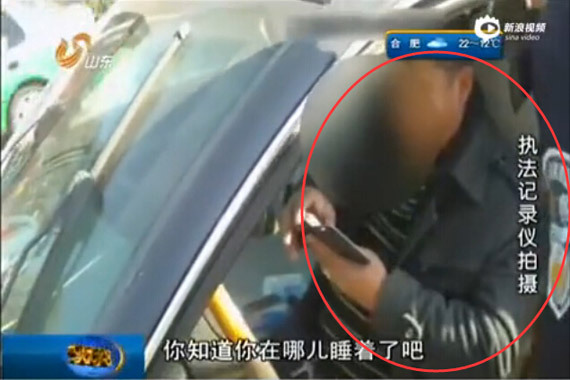 视频：实拍男子醉驾！等红灯路口竟睡着