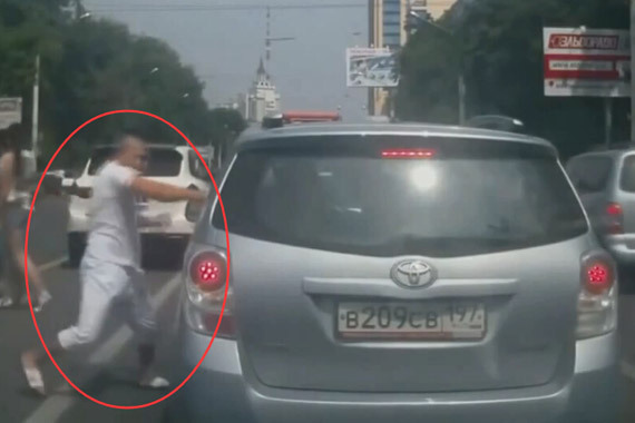 视频：又现路怒症！超车不成挥重拳砸窗