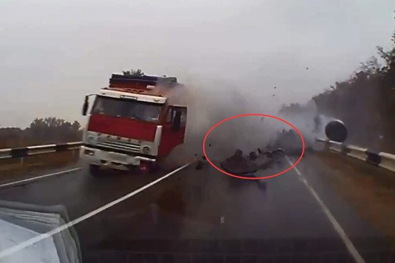 视频：疯狂！暴雨中的超车带来恐怖车祸