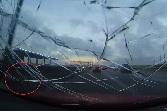 视频：飞来横祸！砸碎挡风玻璃吓坏司机