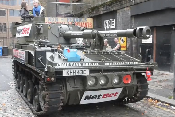 视频：太霸气！实拍游客乘坦克游览伦敦