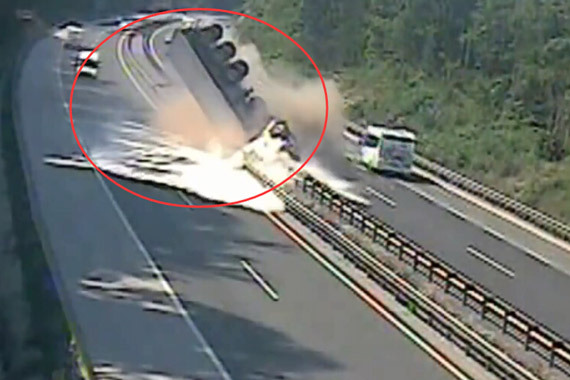 视频：运沙车行驶中爆胎！瞬间压倒轿车