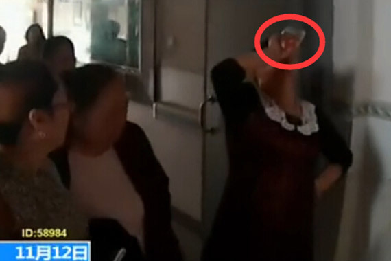 视频：女子酒驾不知悔改！当面再饮一瓶