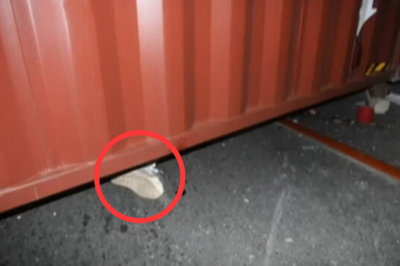 视频：女司机无证开货车 高速翻车被压