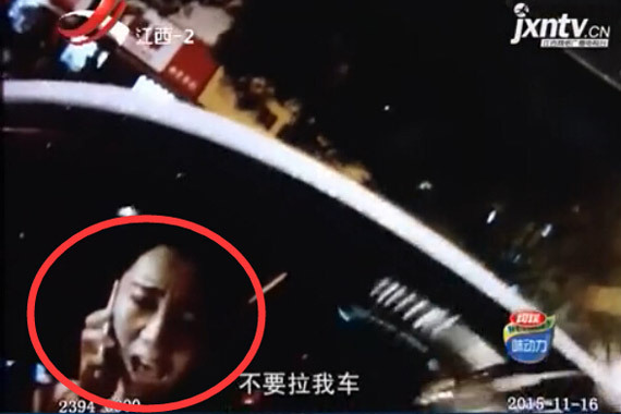 视频：宝马女雨天逆行！妨碍执法斥交警