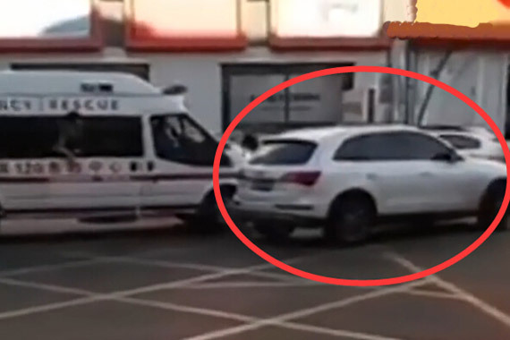 视频：惊呆！越野车竟阻拦救护车两分钟