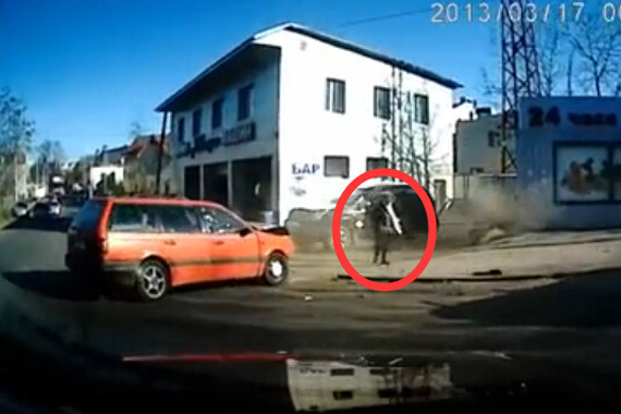 视频：真危险！淡定大妈与死神擦边而过