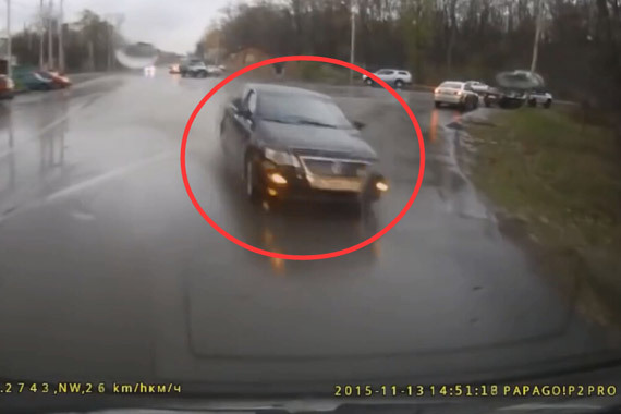 视频：雨天轿车失控！助警察轻松抓逃犯