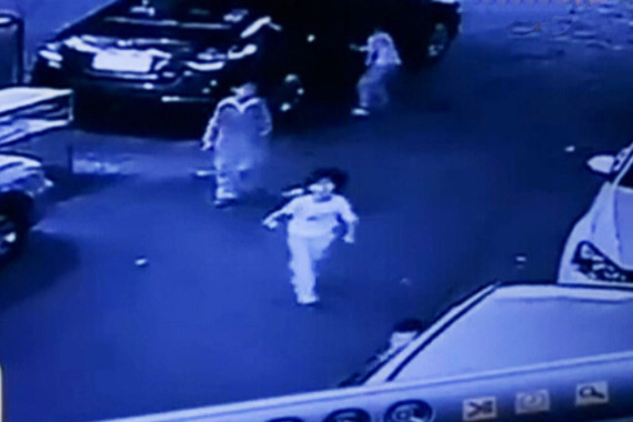 视频：熊孩子的比赛！54辆车一晚被刮花