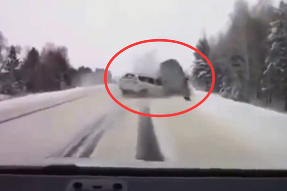 视频：雪天行驶要慢速！汽车打滑停不住