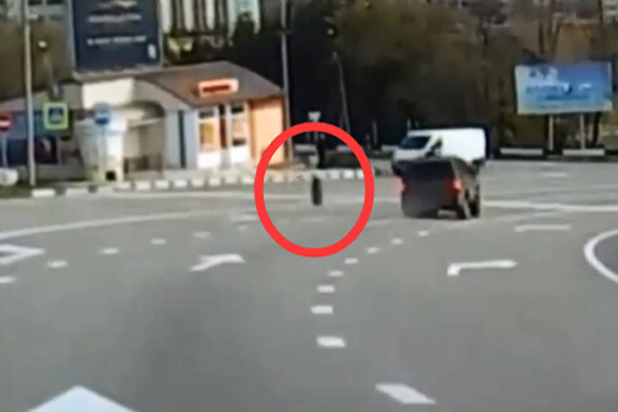 视频：这运气！可怜路人被一只轮胎击倒
