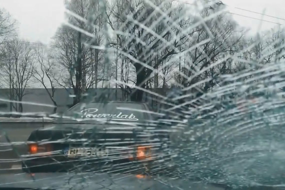 视频：国外也有路怒症！拿锤砸车火气大