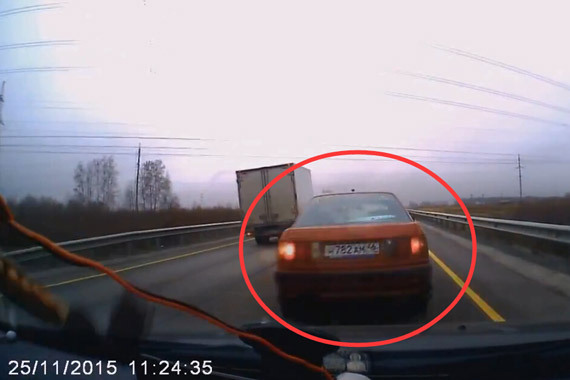 视频：高速路停车！后方躲避不及车报废