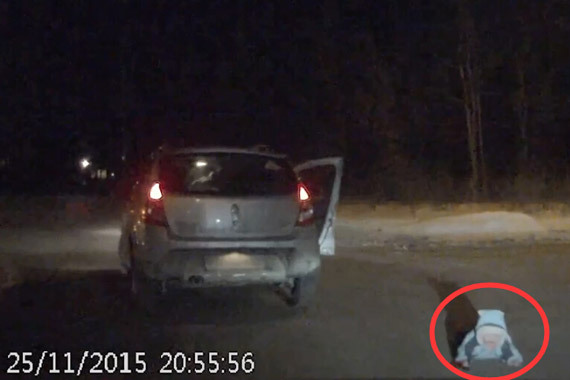 视频：粗心的家长！小孩掉出汽车险被撞