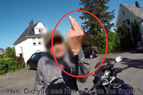 视频：撞车逃逸不知悔！见人报警竖中指