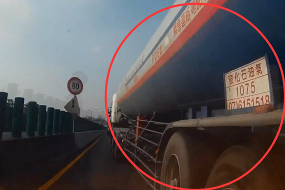 视频：遇见大车要谨慎！车距太小被挤压