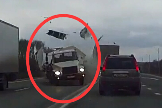 视频：恐怖的撞车！这样的代价太惨重了