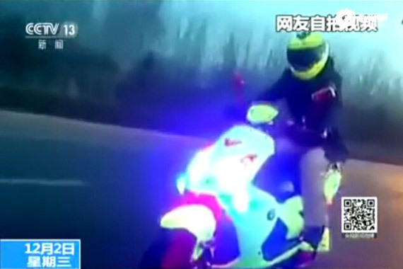 视频：竞速！尼桑跑车竟只能看见它尾灯