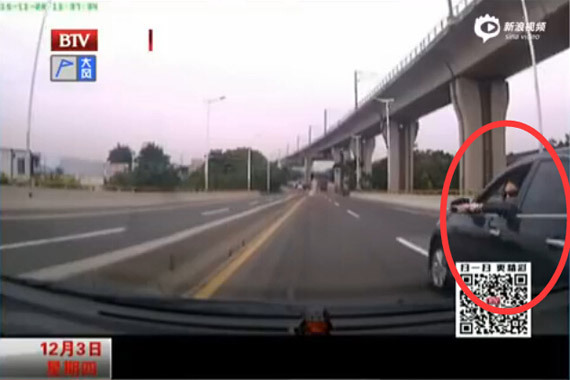 视频：女司机连续4次逼停对方 不断爆粗