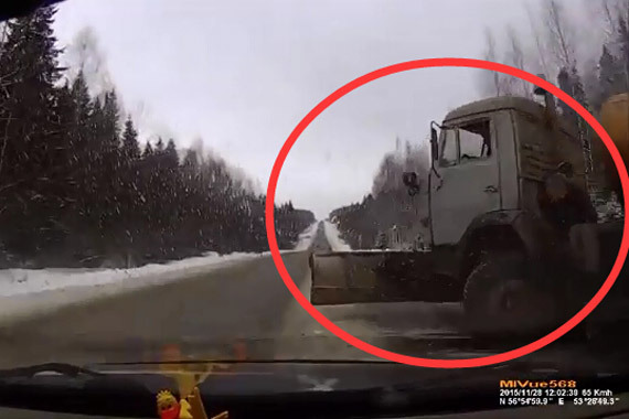 视频：铲雪车调头不看路！直接顶飞轿车