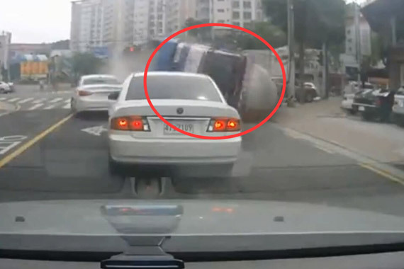 视频：躺着中枪！这样恐怖的一幕太惊险